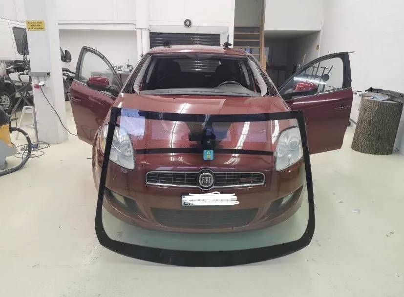 Auto in der Werkstatt mit ausgebauter Frontscheibe